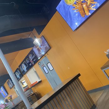 Chop House Gyro - Decor - Halal Near Me - Plano, Texas