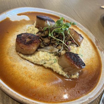 Restaurant Constance - Scallop n grits - New American Near Me - Charlotte, North Carolina