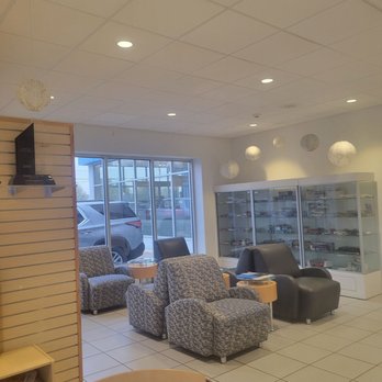 Hamilton Chevrolet - Service Waiting Room - Car Dealers Near Me - Warren, Michigan