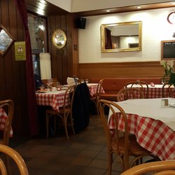 La Grappe d'Or - Dining room..small and quaint.