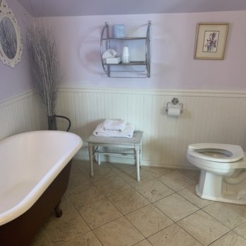 Creole Gardens - Large bath! - Bed & Breakfast Near Me - New Orleans, Louisiana Creole Gardens - Large bath! - Bed & Breakfast Near Me - New Orleans, Louisiana