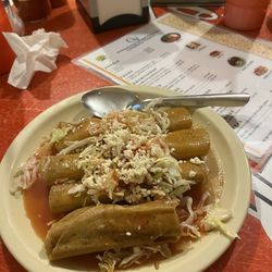 Cenaduria Victoria - Tres enchiladas de queso y cebolla. Un taco papá.