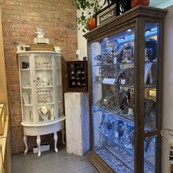 Made You Look Jewellery - Beautiful displays, each containing hundreds of eye-catching pieces.
