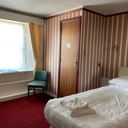Gordon Arms - Bed on the right, bathroom behind the closed door, and window.