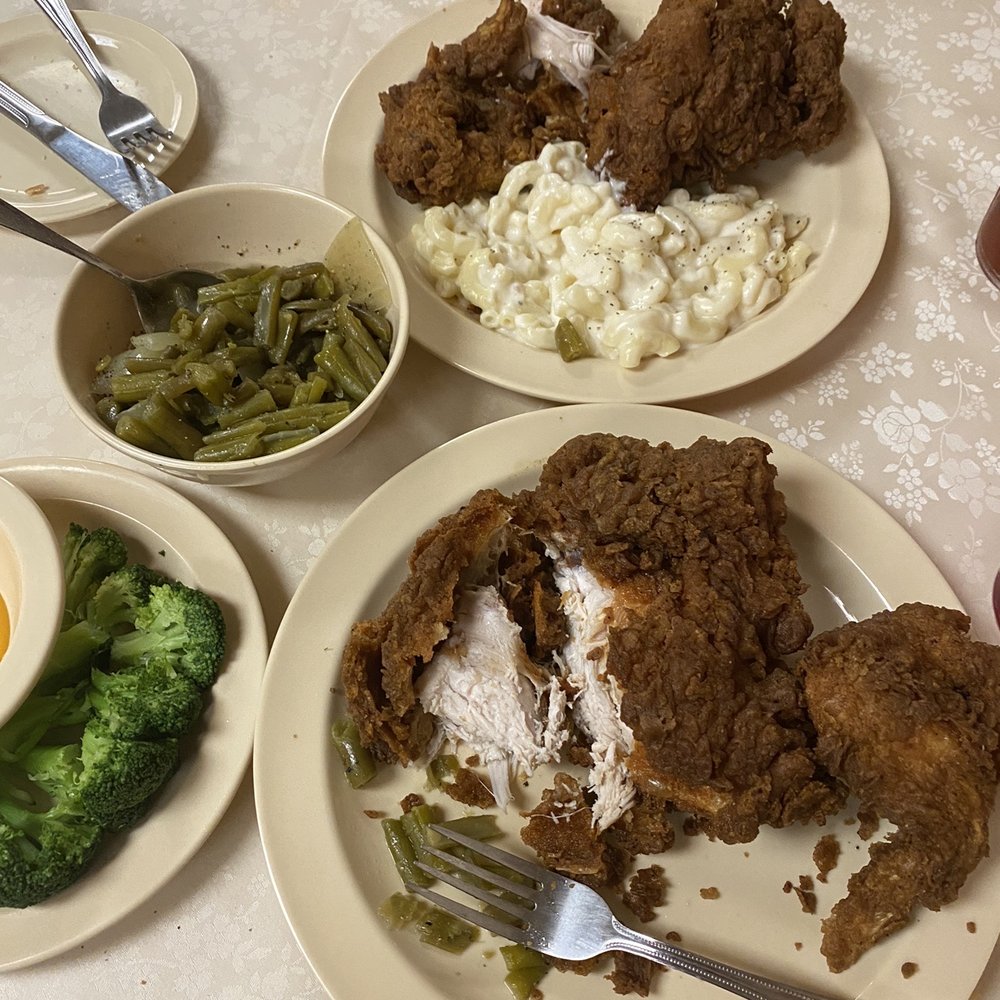 The Valley House - Fried chicken, green beans, broccoli, Mac n cheese - American Near Me - Maggie Valley, North Carolina