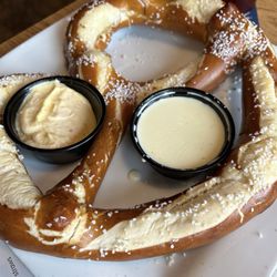 Philander's Grill & Bar - Pretzel - skip the sauces
