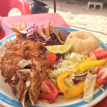Picus - Pescado frito entero / whole fried fish - Seafood Near Me - Isla Mujeres, ROO
