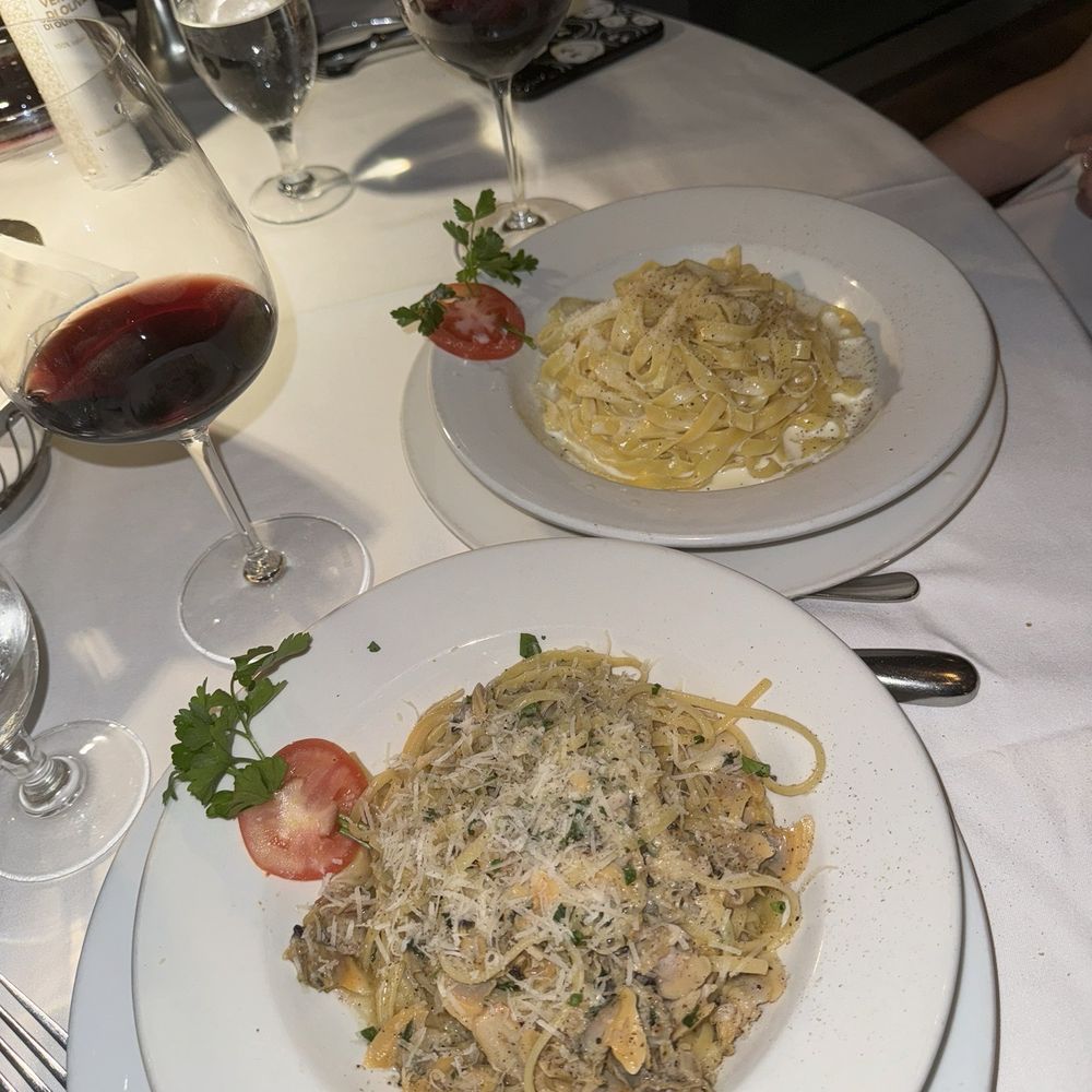 Il Gabbiano - clam linguine and fettuccine alfredo - Italian Near Me - Miami, Florida