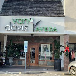 Vandavis Aveda Salon & Day Spa - Outside of store