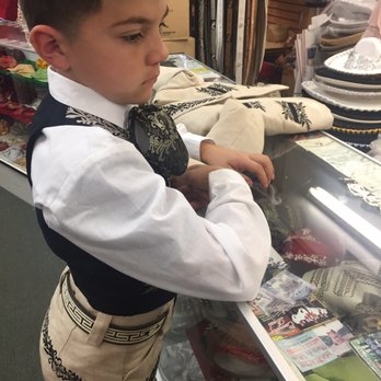 La Casa Del Mariachi - Escogiendo su broche - Sewing & Alterations Near Me - Los Angeles, California