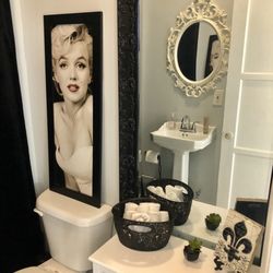 Skin Glow Studio - Bathroom Deets