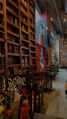 La Belle & La Boeuf - Burger Bar - Montréal - Sainte-Catherine O by null