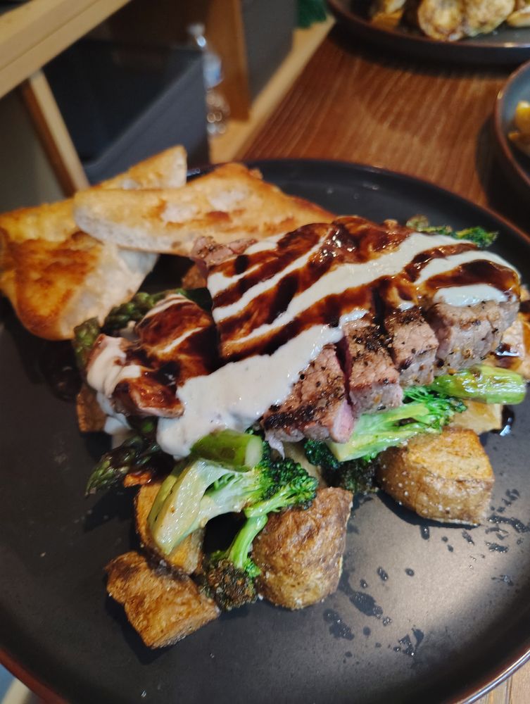 What I Crave Restaurant & Tavern Logo