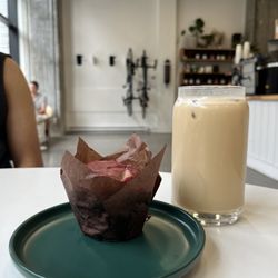 Café Léo - Maple latte, chocolate beetroot muffin