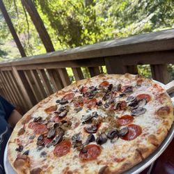 Fernwood Resort Bar & Grill - da 16" pizza