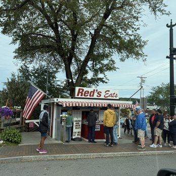 Red's Eats - You wait on line until you get to the window and place your order then there is outdoor seating - Seafood Near Me - Wiscasset, Maine