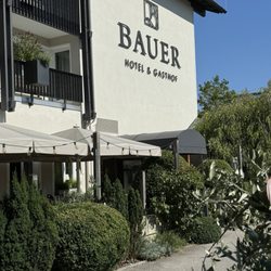 Bauer Hotel & Restaurant - Exterior of hotel