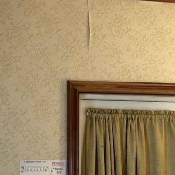 Benbow Historic Inn - Ripped wall paper - Hotels Near Me - Garberville, California
