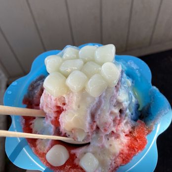 Mountain Magic Shave Ice - Tiger's blood and creamy vanilla with a snow cap & mochi - Shaved Ice Near Me - Waipahu, Hawaii Mountain Magic Shave Ice - Tiger's blood and creamy vanilla with a snow cap & mochi - Shaved Ice Near Me - Waipahu, Hawaii