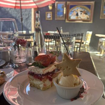 C'est la Vie Restaurant & Bakery - Dessert - French Near Me - Laguna Beach, California C'est la Vie Restaurant & Bakery - Dessert - French Near Me - Laguna Beach, California