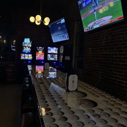 Loopers Pub - Golf decor and slot machines