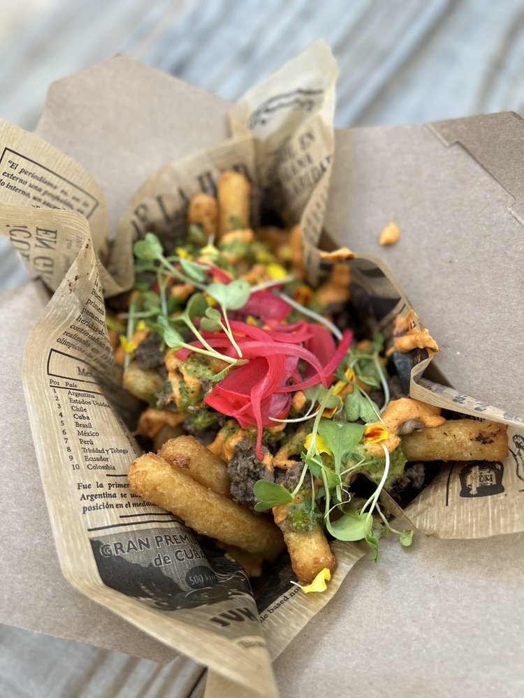 Papi’s Livin Comida Loca Logo