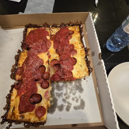 Perfectly done Detroit pan. The sauce was addicting and the cheese sides done right!!