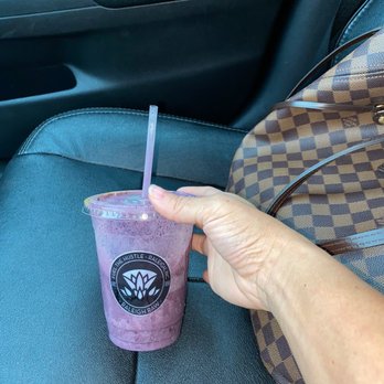 Raleigh Raw Juice Bar & Cafe - Blueberry Bee Pollen smoothie - Juice Bars & Smoothies Near Me - Raleigh, North Carolina