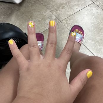 Whimsical Nails - My granddaughter enjoyed having her nails done! Daisies - Nail Salons Near Me - Phoenix, Arizona