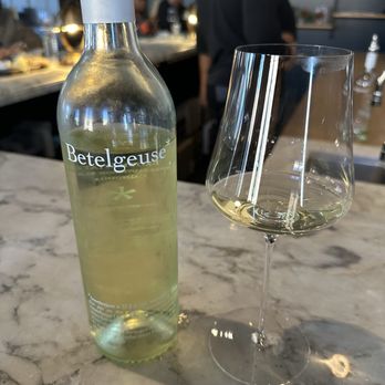 Brown Downtown Napa - Sauvignon Blanc - Wine Bars Near Me - Napa, California