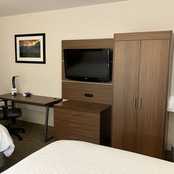 Holiday Inn Express - Second example of art, desk, dresser, closet, TV - Hotels Near Me - Coeur D Alene, Idaho Holiday Inn Express - Second example of art, desk, dresser, closet, TV - Hotels Near Me - Coeur D Alene, Idaho