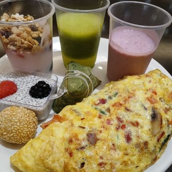 Serrano Buffet - The works on my Omellett and different assortment of yummy smoothy, ginger shot,parfait, chia,etc:) - Buffets Near Me - Highland, California