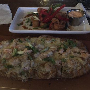 Skipper's Dockside - Awesome shrimp scampi flatbread - Seafood Near Me - Key Largo, Florida Skipper's Dockside - Awesome shrimp scampi flatbread - Seafood Near Me - Key Largo, Florida