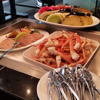 Hilton Quebec - Hilton Executive Lounge - Afternoon snacks. I have never seen snow crab legs as snacks in any lounges before. - Hotels Near Me - Quebec City, Quebec Hilton Quebec - Hilton Executive Lounge - Afternoon snacks. I have never seen snow crab legs as snacks in any lounges before. - Hotels Near Me - Quebec City, Quebec