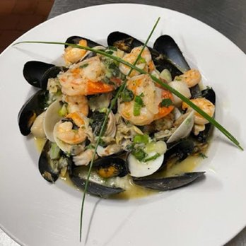 Restaurant le Colbert - a plate of seafood and clams - Italian Near Me - Montreal, Quebec Restaurant le Colbert - a plate of seafood and clams - Italian Near Me - Montreal, Quebec