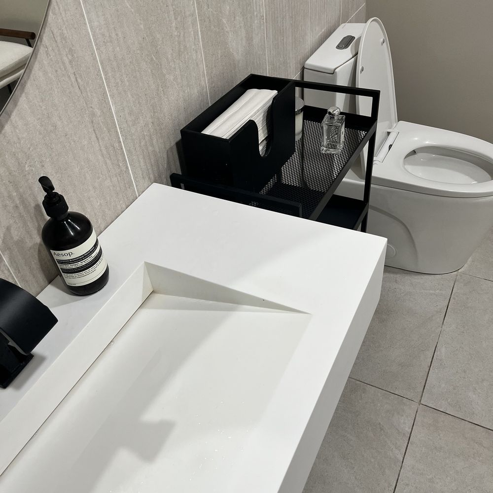 Glo La - Bathroom - Hair Stylists Near Me - Glendale, California Glo La - Bathroom - Hair Stylists Near Me - Glendale, California