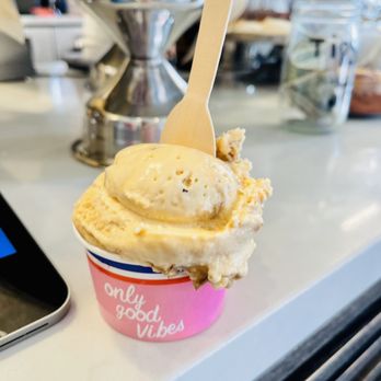 Le Cafe De La Plage - Salted Caramel and Almond Ice Cream - Coffee & Tea Near Me - Malibu, California Le Cafe De La Plage - Salted Caramel and Almond Ice Cream - Coffee & Tea Near Me - Malibu, California