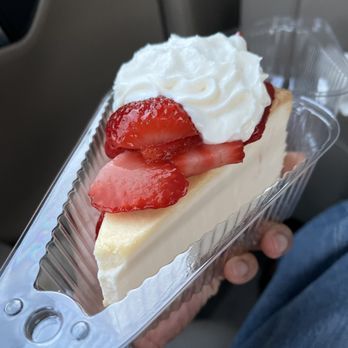Mak & Cheesecakes - Classic Strawberry (Large) - Desserts Near Me - Simpsonville, South Carolina