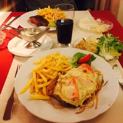 Scheckenbach's - Steak überbacken mit Tomaten, Röstzwiebeln und Käse