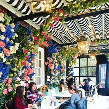 Dalloway Terrace - Flower walls - Cocktail Bars Near Me - London, XGL Dalloway Terrace - Flower walls - Cocktail Bars Near Me - London, XGL