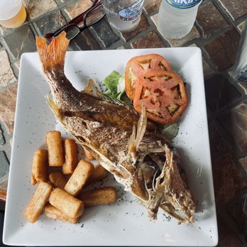 El Makito - Delicious red snapper and fried yucca! - Seafood Near Me - Naguabo, Puerto Rico