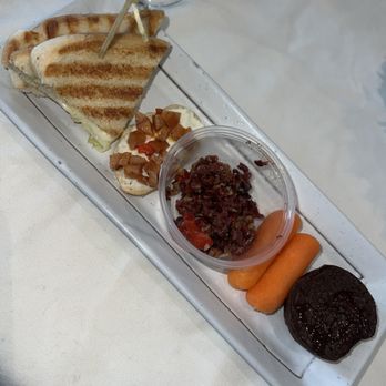 Livermore Wine Trolley - Food pairing plate on our second stop - Wine Tours Near Me Livermore Wine Trolley - Food pairing plate on our second stop - Wine Tours Near Me