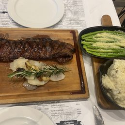 Steak, mashed potatoes and asparagus