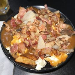 Le Poutine Bar - Poutine with bacon and onions (asked for the pepperoni to be replace with extra bacon !