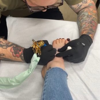 4 Arrows Art - Adam tattooing my foot - Tattoo Near Me - Fort Lauderdale, Florida 4 Arrows Art - Adam tattooing my foot - Tattoo Near Me - Fort Lauderdale, Florida