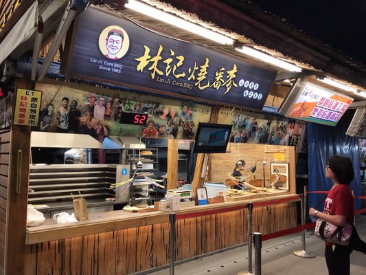 Dongdamen Night Market by null