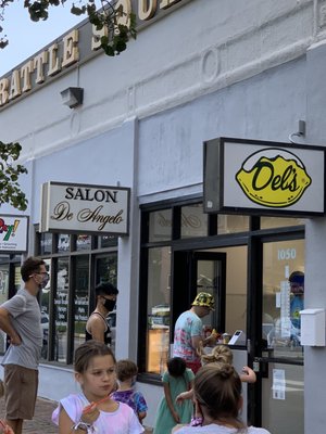 Del's Lemonade by null