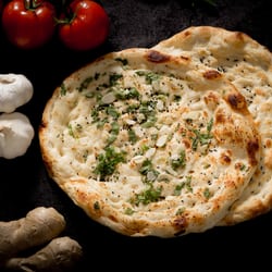 Kashmir Indisk Restaurant - Sprøde naanbrød direkte fra tandooriovnen