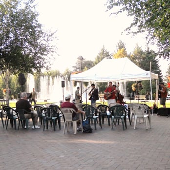 Beaverton Farmers Market - Making beautiful music even as early as 9am - lovely - Farmers Market Near Me - Beaverton, Oregon