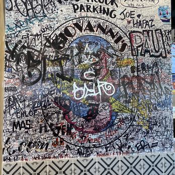 Giovanni’s Shrimp - Would it be okay to write on the wall tile? - Seafood Near Me - Honolulu, Hawaii